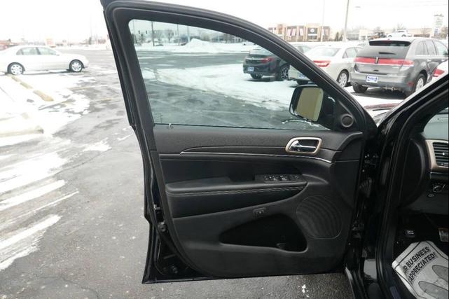 Photo of 2017 Diamond Black Crystal Pearlcoat Jeep Grand Cherokee