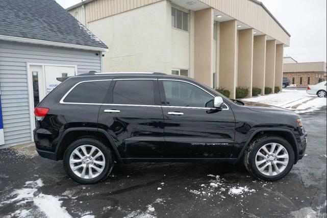 Photo of 2017 Diamond Black Crystal Pearlcoat Jeep Grand Cherokee