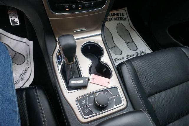 Photo of 2017 Diamond Black Crystal Pearlcoat Jeep Grand Cherokee