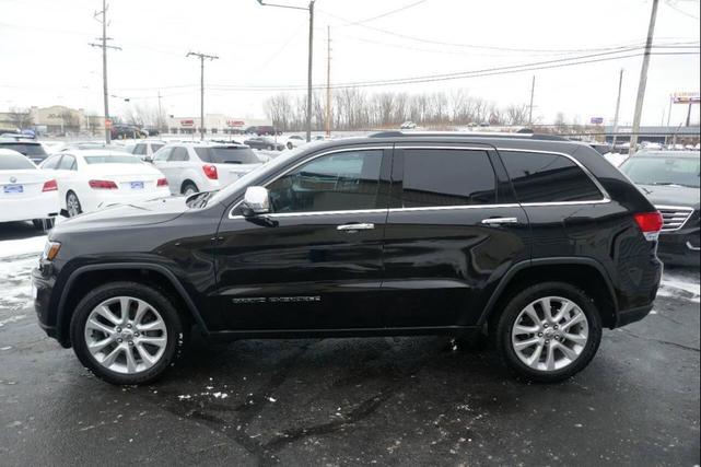 Photo of 2017 Diamond Black Crystal Pearlcoat Jeep Grand Cherokee