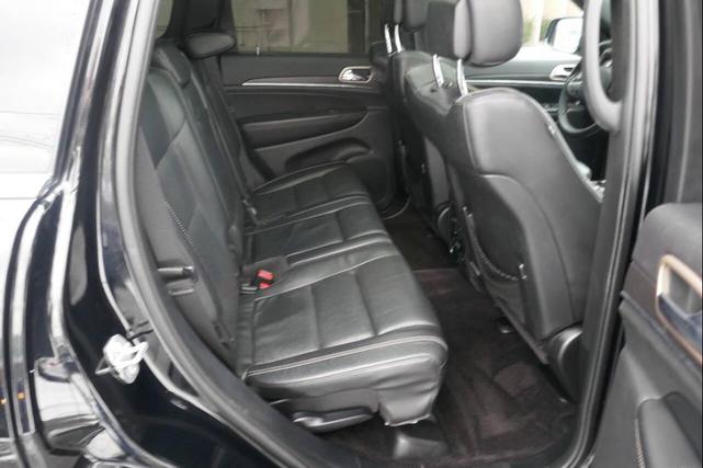 Photo of 2017 Diamond Black Crystal Pearlcoat Jeep Grand Cherokee