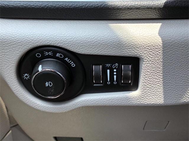 Photo of 2022 Brilliant Black Crystal Pearlcoat Chrysler Pacifica