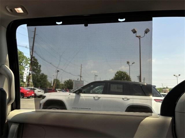 Photo of 2022 Brilliant Black Crystal Pearlcoat Chrysler Pacifica