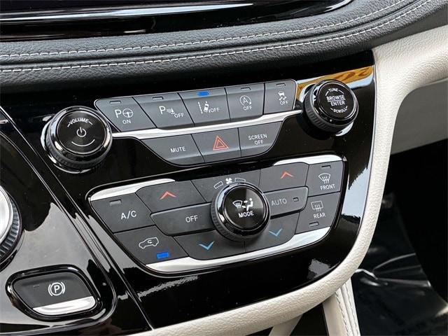 Photo of 2022 Brilliant Black Crystal Pearlcoat Chrysler Pacifica