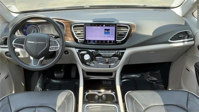 Photo of 2022 Brilliant Black Crystal Pearlcoat Chrysler Pacifica