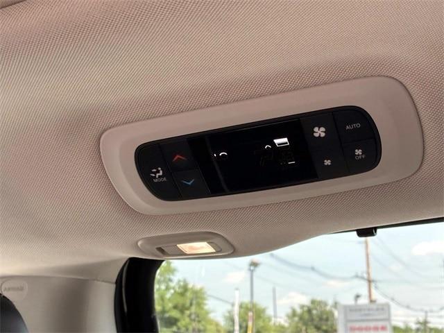 Photo of 2022 Brilliant Black Crystal Pearlcoat Chrysler Pacifica