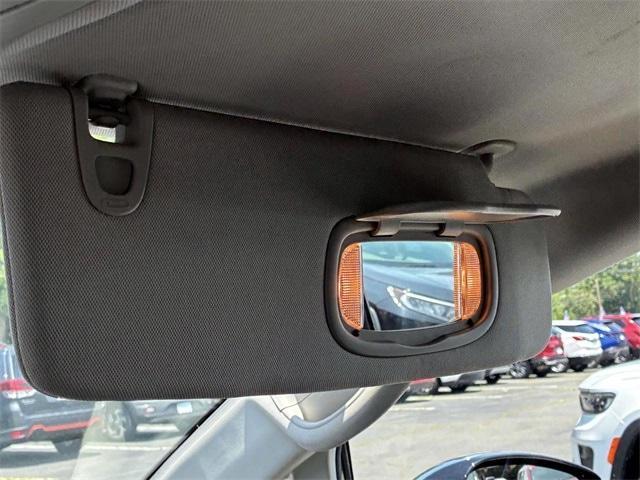 Photo of 2022 Brilliant Black Crystal Pearlcoat Chrysler Pacifica