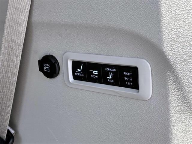 Photo of 2022 Brilliant Black Crystal Pearlcoat Chrysler Pacifica