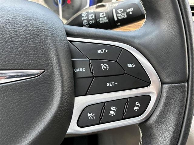 Photo of 2022 Brilliant Black Crystal Pearlcoat Chrysler Pacifica