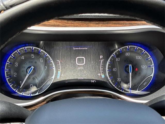 Photo of 2022 Brilliant Black Crystal Pearlcoat Chrysler Pacifica
