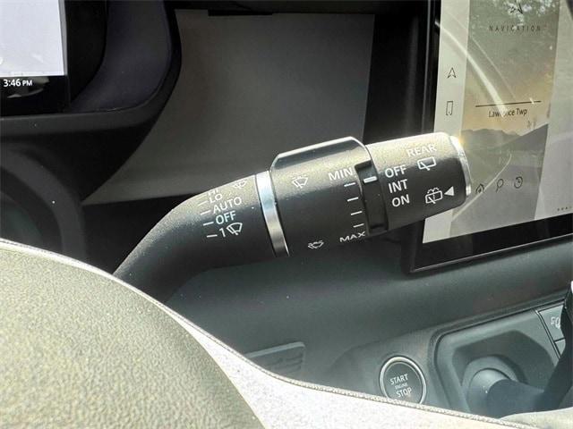 Photo of 2025 Fuji White Land Rover Defender