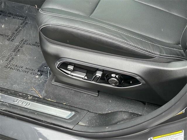 Photo of 2023 Metallic Jeep Grand Cherokee 4xe