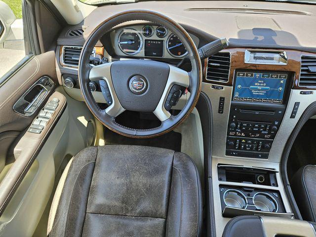 Photo of 2010 White Diamond Tricoat Cadillac Escalade EXT
