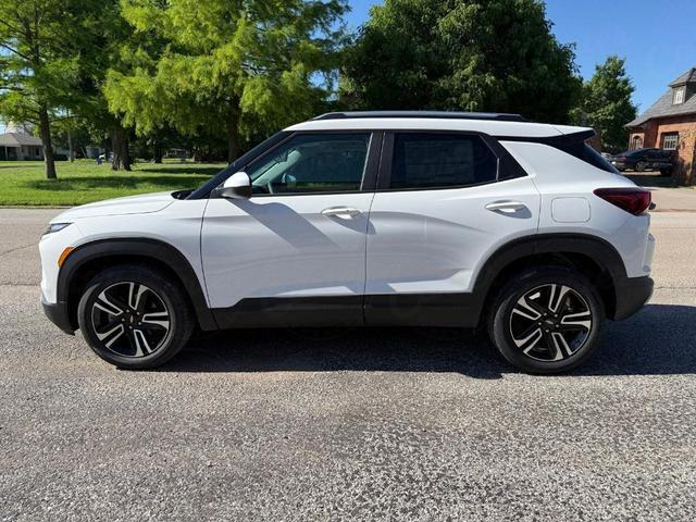 Photo of 2025 Summit White Chevrolet Trailblazer