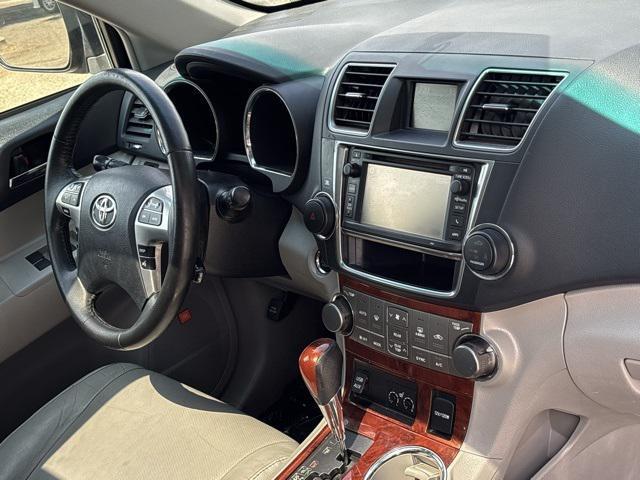 Photo of 2013 Magnetic Gray Toyota Highlander