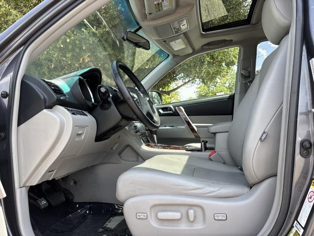 Photo of 2013 Magnetic Gray Toyota Highlander