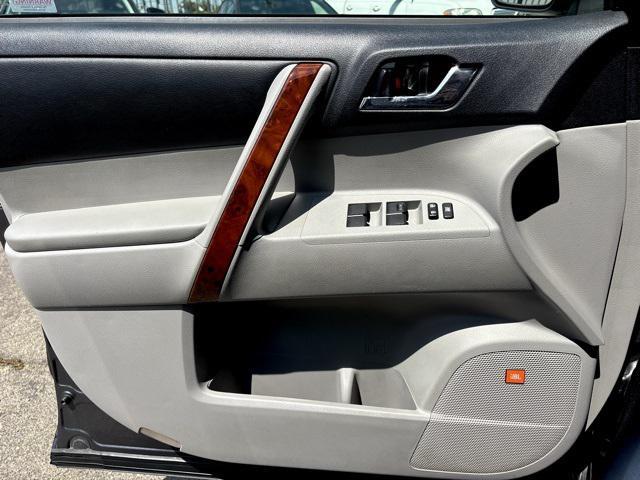 Photo of 2013 Magnetic Gray Toyota Highlander