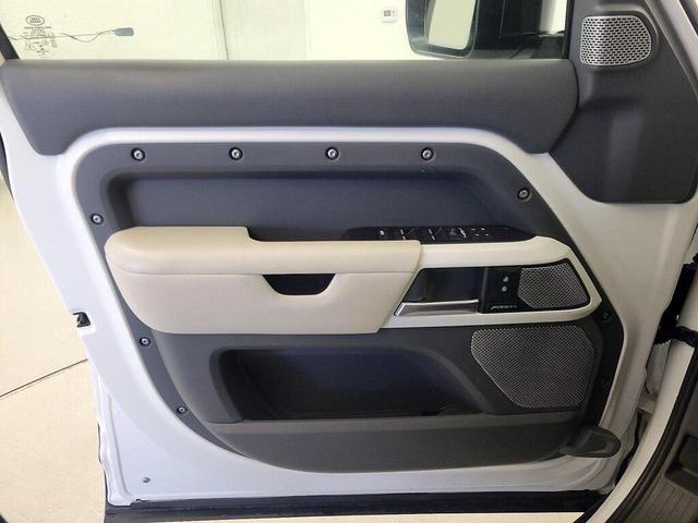 Photo of 2023 Fuji White Land Rover Defender