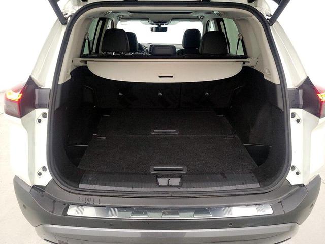 Photo of 2023 White Nissan Rogue