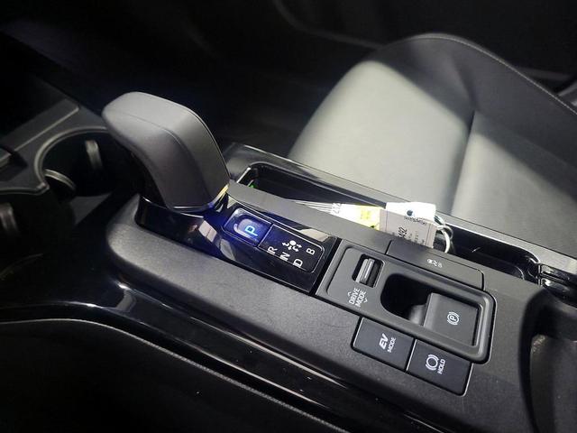 Photo of 2023 White Toyota Prius