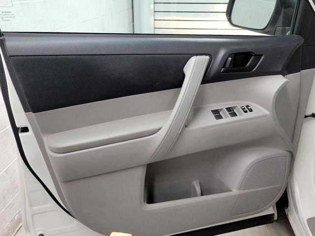 Photo of 2013 Blizzard Pearl Toyota Highlander