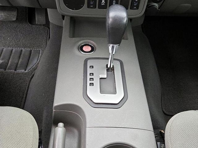 Photo of 2021 Glacier White Nissan Frontier