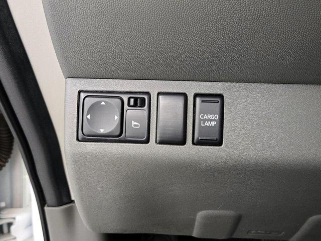 Photo of 2021 Glacier White Nissan Frontier