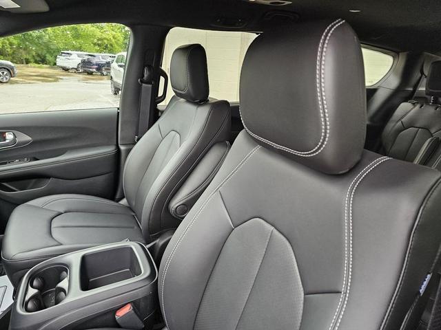 Photo of 2025 Bright White Clearcoat Chrysler Voyager