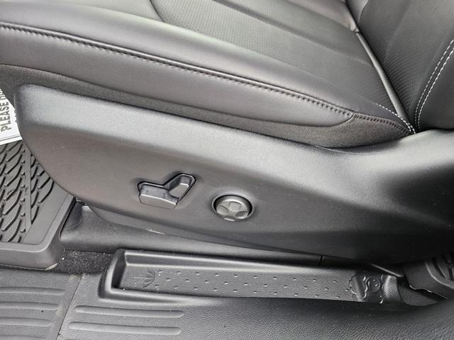 Photo of 2025 Bright White Clearcoat Chrysler Voyager