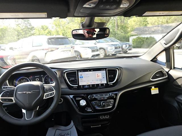 Photo of 2025 Bright White Clearcoat Chrysler Voyager
