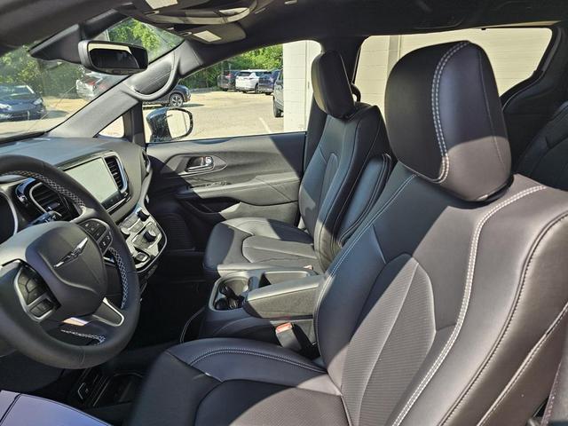 Photo of 2025 Bright White Clearcoat Chrysler Voyager