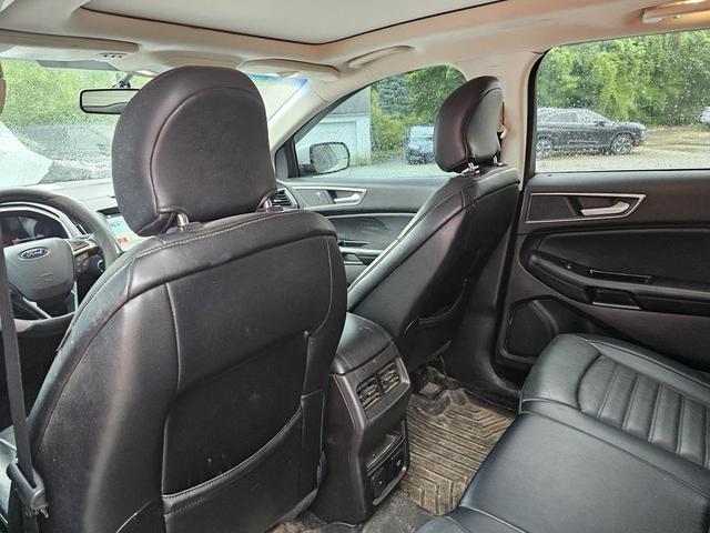 Photo of 2017 White Platinum Ford Edge