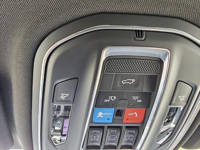 Photo of 2025 Diamond Black Crystal Pearlcoat Jeep Grand Cherokee