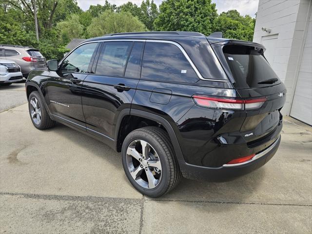 Photo of 2025 Diamond Black Crystal Pearlcoat Jeep Grand Cherokee