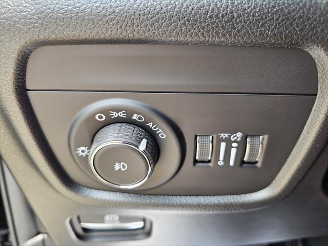 Photo of 2025 Diamond Black Crystal Pearlcoat Jeep Grand Cherokee