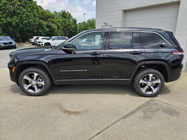 Photo of 2025 Diamond Black Crystal Pearlcoat Jeep Grand Cherokee