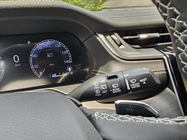 Photo of 2025 Diamond Black Crystal Pearlcoat Jeep Grand Cherokee