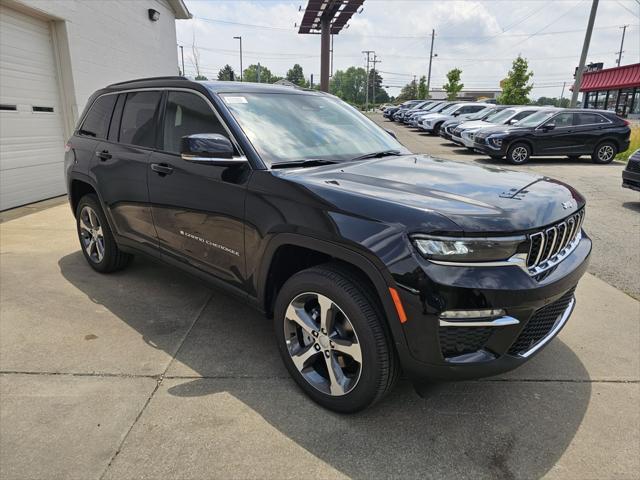 Photo of 2025 Diamond Black Crystal Pearlcoat Jeep Grand Cherokee