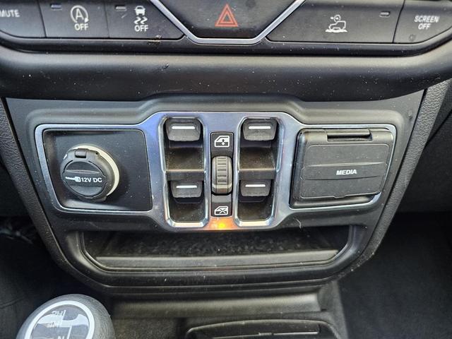 Photo of 2023 Silver Zynith Clearcoat Jeep Gladiator