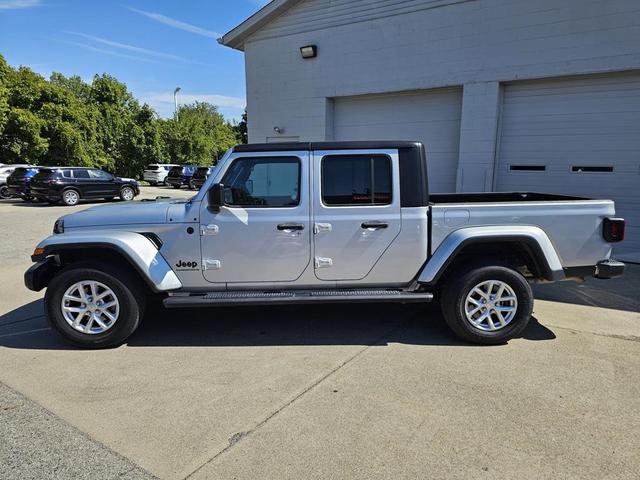 Photo of 2023 Silver Zynith Clearcoat Jeep Gladiator