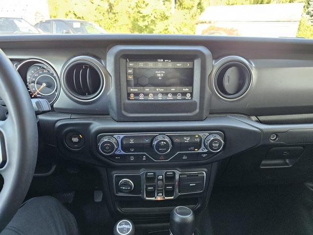 Photo of 2023 Silver Zynith Clearcoat Jeep Gladiator