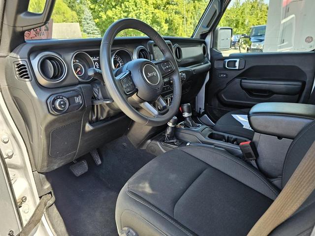 Photo of 2023 Silver Zynith Clearcoat Jeep Gladiator