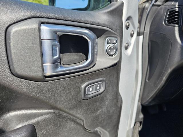 Photo of 2023 Silver Zynith Clearcoat Jeep Gladiator