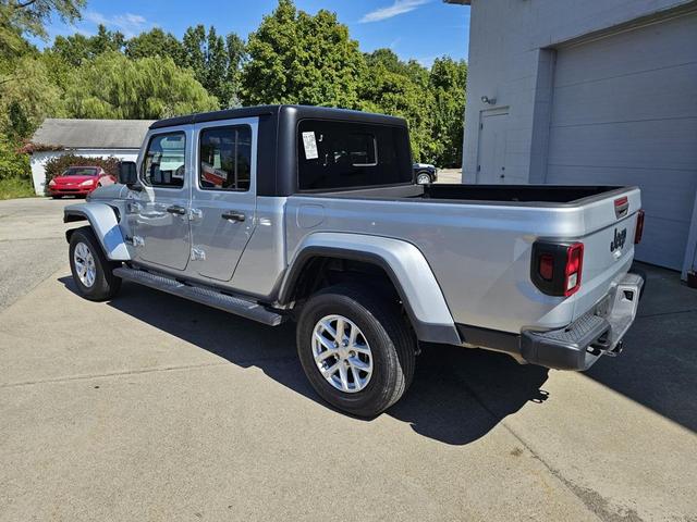 Photo of 2023 Silver Zynith Clearcoat Jeep Gladiator