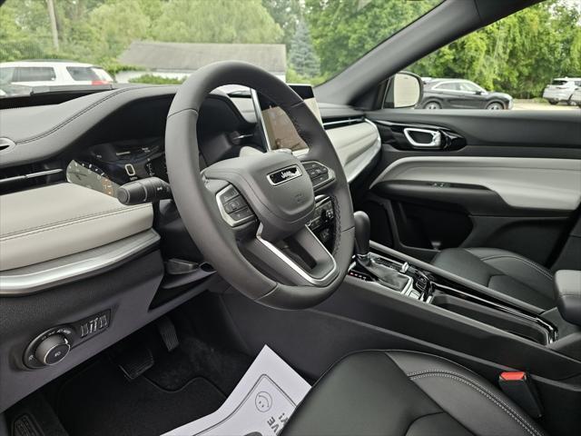 Photo of 2025 Diamond Black Crystal Pearlcoat Jeep Compass