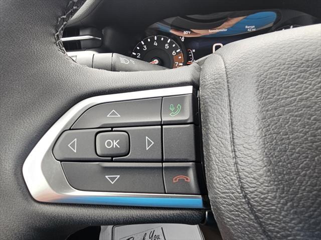 Photo of 2025 Diamond Black Crystal Pearlcoat Jeep Compass