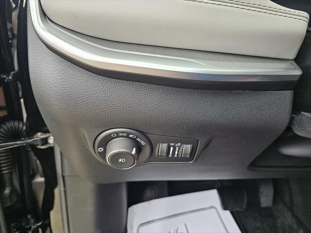 Photo of 2025 Diamond Black Crystal Pearlcoat Jeep Compass