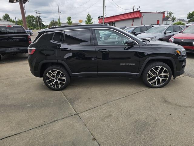 Photo of 2025 Diamond Black Crystal Pearlcoat Jeep Compass