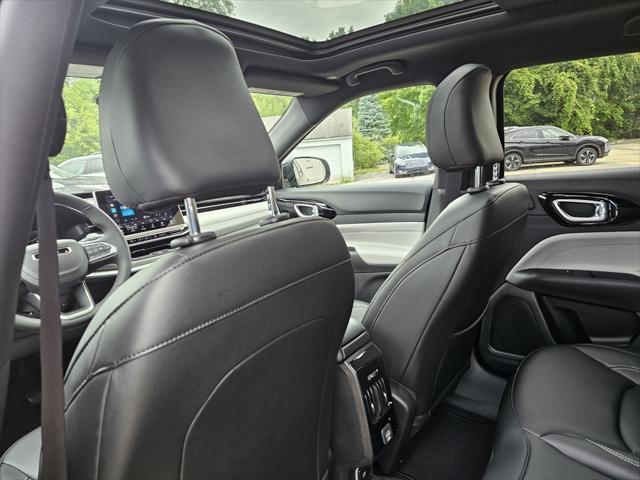 Photo of 2025 Diamond Black Crystal Pearlcoat Jeep Compass