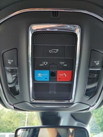 Photo of 2024 Bright White Clearcoat Jeep Grand Cherokee